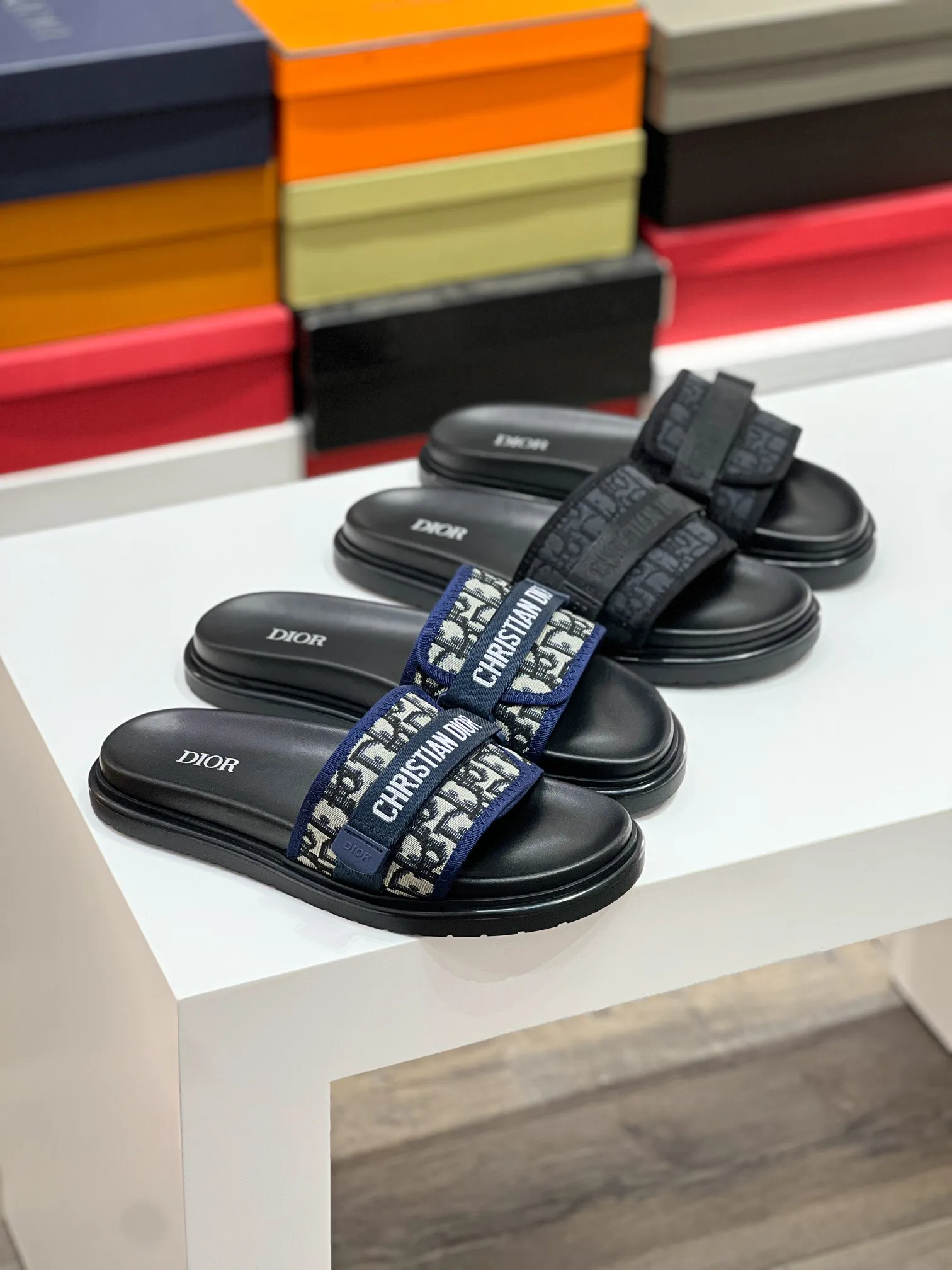 Men's men's shoes💰320【DIOR】🐝🐝Top version. 2024ss Dior’s latest men’s slippers are a must-have. Dior Alias ​​Men's Genuine Leather Slippers This summer new Alias ​​sandal embodies a casual and elegant style. Carefully crafted from grained cow leather and Oblique printed fabric, with cowhide lining! Cross-strap design with metal-clad brass CD Diamond logo. The imported cowhide leather and rubber sole adds sophistication and comfort, while Oblique print-effect anti-slip panels add style. Size39-44 (customized at 38.45)